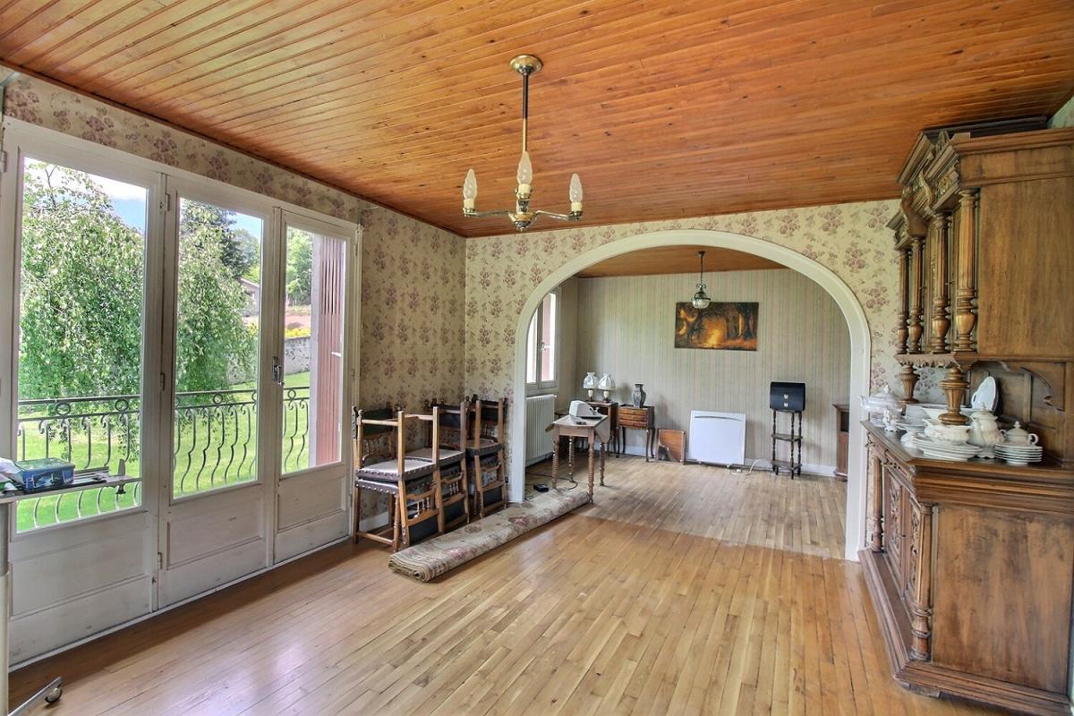 SAINT-ROMAIN-LACHALM Saint Romain Lachalm 700m² de bâtiments dont une maison d'habitation sur 1 hectare de terrain constructible 4