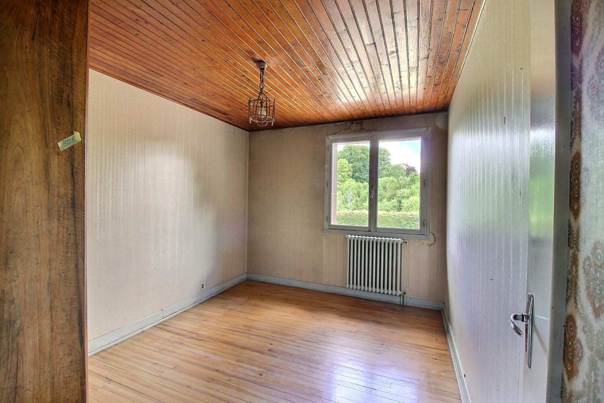 SAINT-ROMAIN-LACHALM Saint Romain Lachalm 700m² de bâtiments dont une maison d'habitation sur 1 hectare de terrain constructible 5