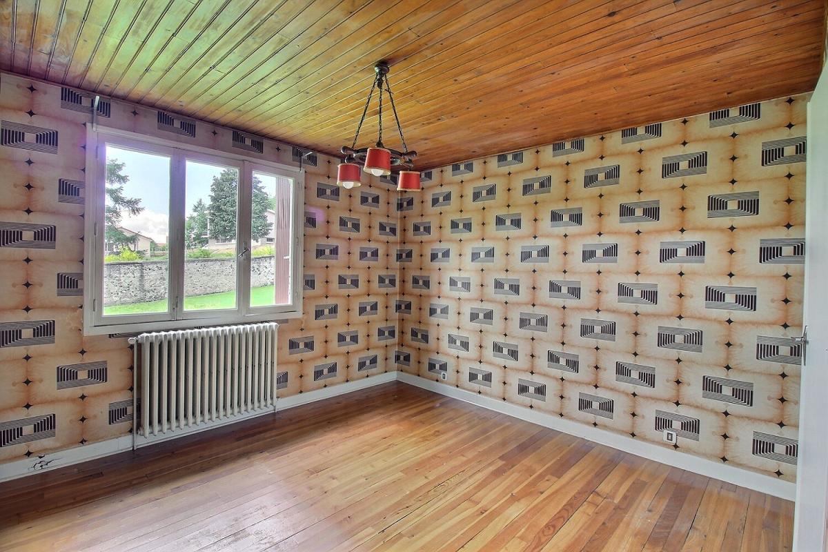SAINT-ROMAIN-LACHALM Saint Romain Lachalm 700m² de bâtiments dont une maison d'habitation sur 1 hectare de terrain constructible 6