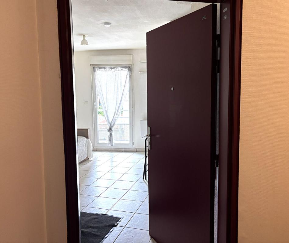SAINT-ETIENNE Saint Etienne Sud studio de 18.5m² habitables pièce à vivre avec kitchenette, salle d'eau/WC. Balcon Ouest de 7m² 1