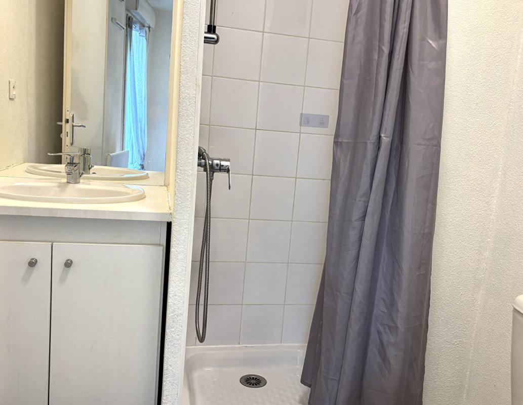 SAINT-ETIENNE Saint Etienne Sud studio de 18.5m² habitables pièce à vivre avec kitchenette, salle d'eau/WC. Balcon Ouest de 7m² 5