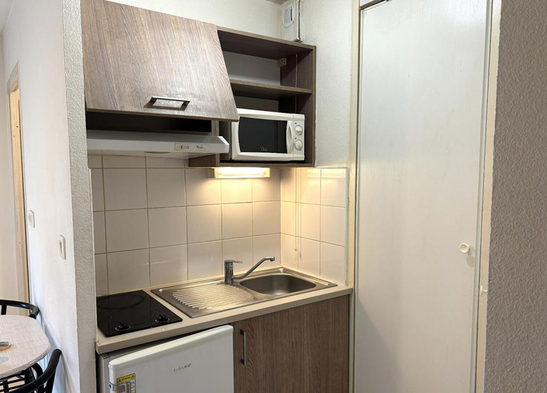 SAINT-ETIENNE Saint Etienne Sud studio de 18.5m² habitables pièce à vivre avec kitchenette, salle d'eau/WC. Balcon Ouest de 7m² 6