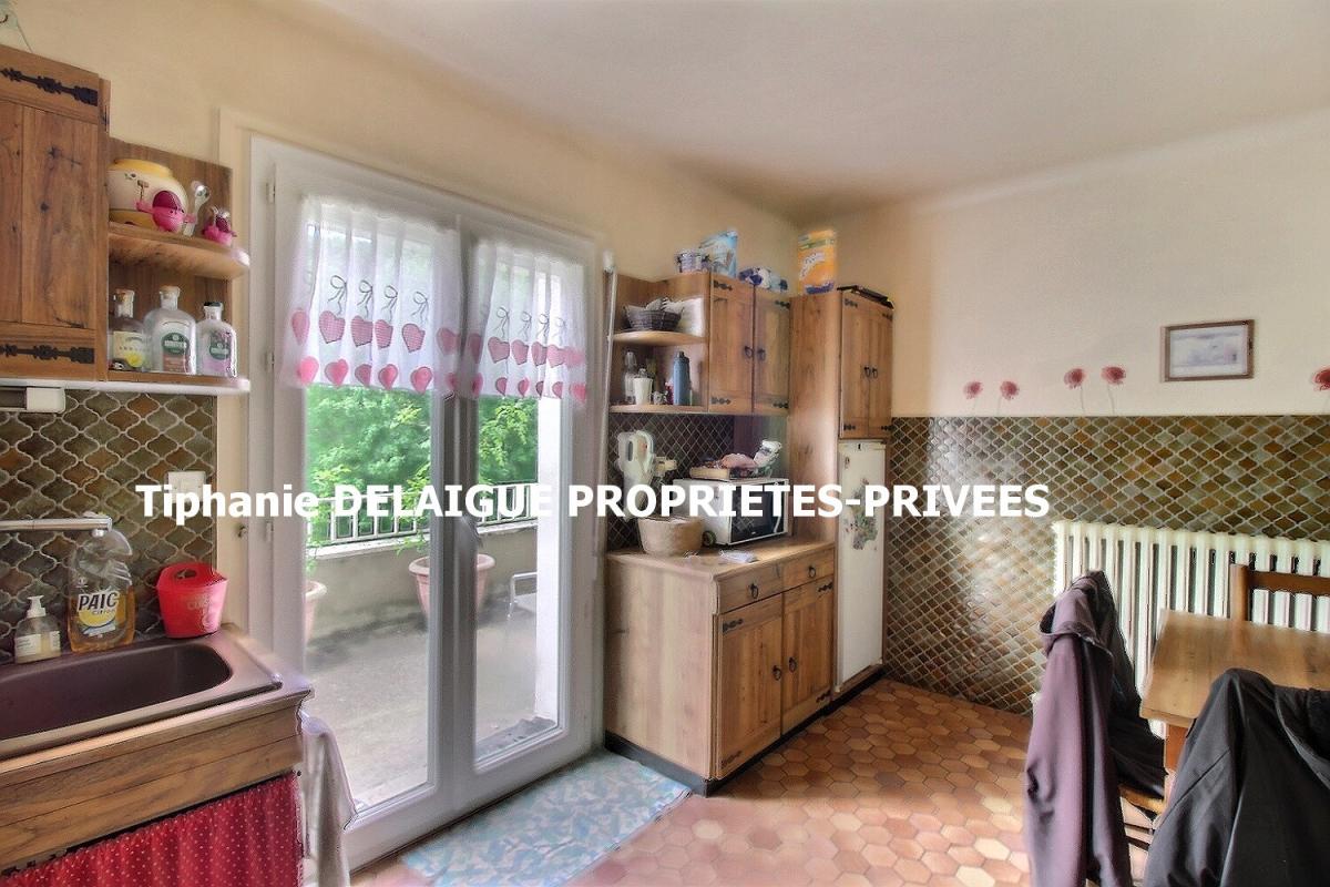 LE CHAMBON-FEUGEROLLES Maison Le Chambon Feugerolles d'environ 170m² et 15m² de sous-sol 3 chambre(469m² de terrain) 5