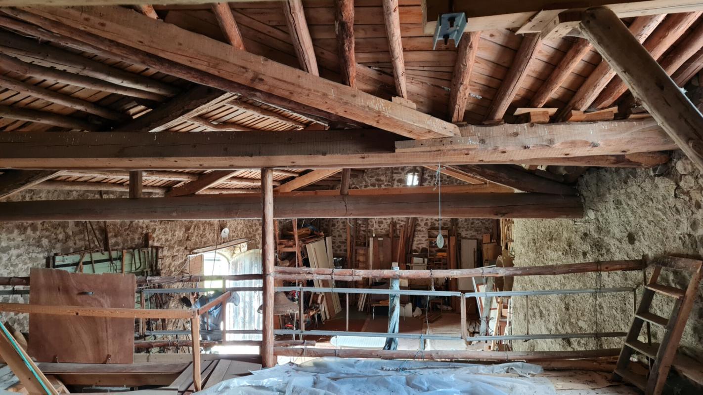 MARLHES Entre Saint Genest Malifaux et Marlhes 42660 Corps de ferme en pierre sur environ 914m² de terrain  attenant 12