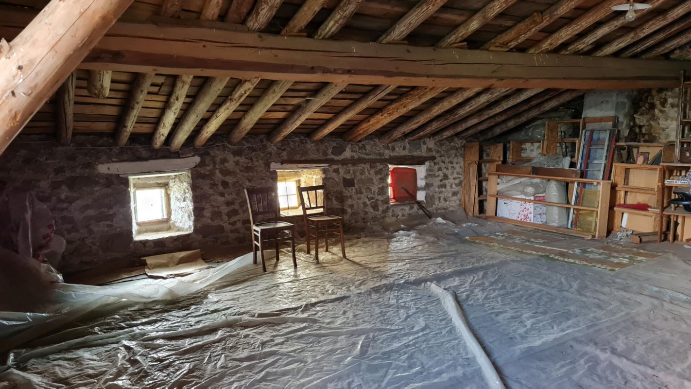 MARLHES Entre Saint Genest Malifaux et Marlhes 42660 Corps de ferme en pierre sur environ 914m² de terrain  attenant 13