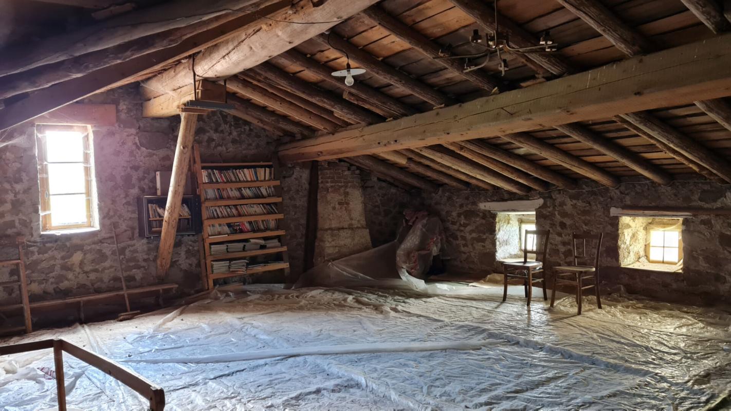 MARLHES Entre Saint Genest Malifaux et Marlhes 42660 Corps de ferme en pierre sur environ 914m² de terrain  attenant 14