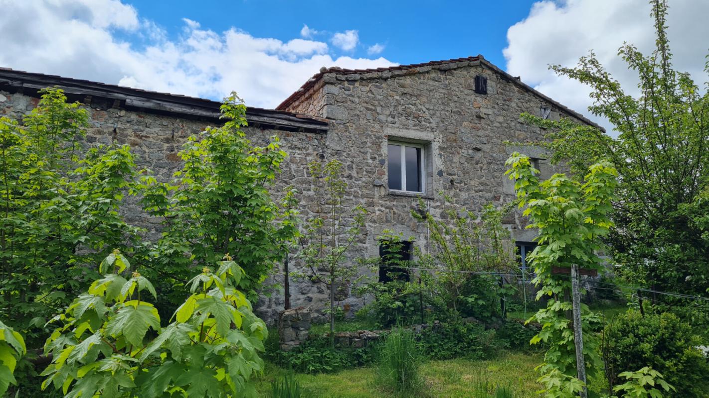 MARLHES Entre Saint Genest Malifaux et Marlhes 42660 Corps de ferme en pierre sur environ 914m² de terrain  attenant 17