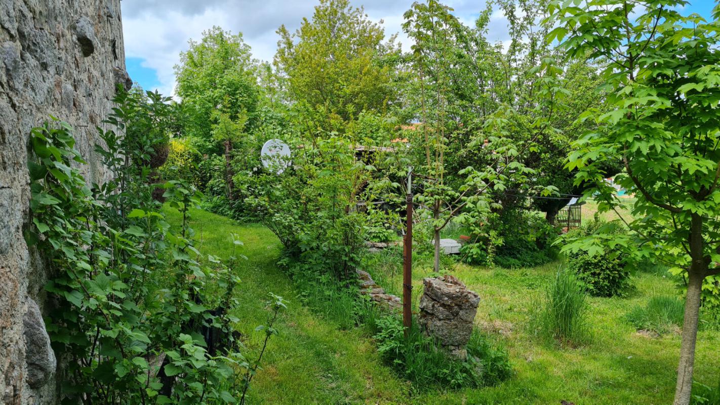 MARLHES Entre Saint Genest Malifaux et Marlhes 42660 Corps de ferme en pierre sur environ 914m² de terrain  attenant 18