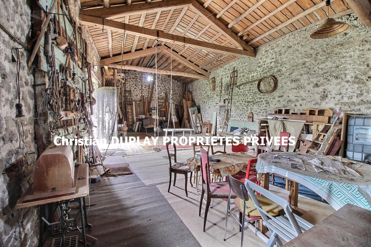 MARLHES Entre Saint Genest Malifaux et Marlhes 42660 Corps de ferme en pierre sur environ 914m² de terrain  attenant 6
