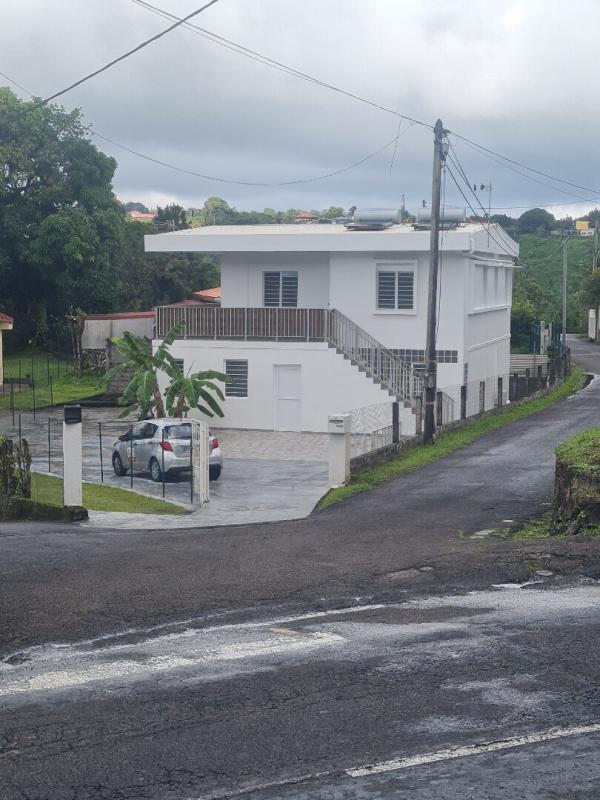 LE MORNE-ROUGE Belle maison sur deux niveaux composée de 5 chambres. Superficie de 155 m2 sur un terrain de 717 m2 1