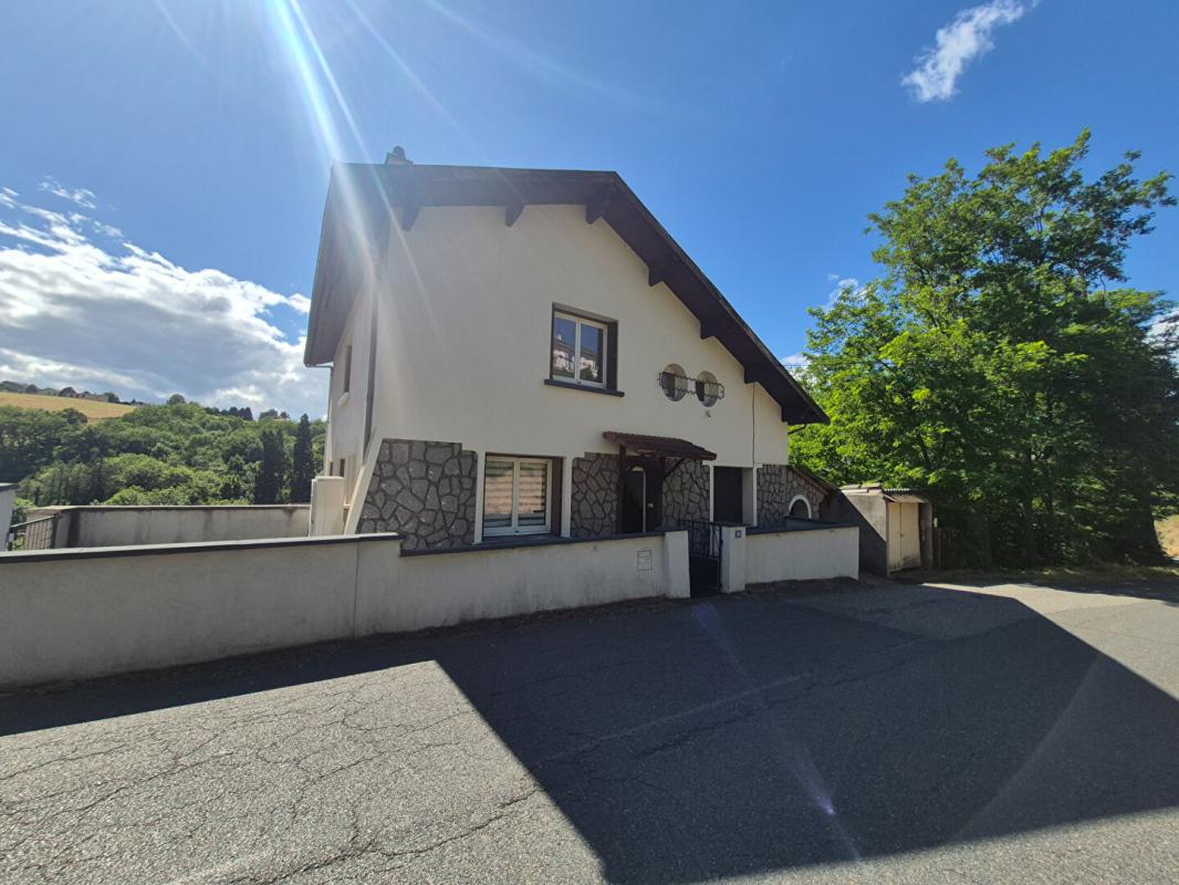LE CHAMBON-FEUGEROLLES Maison Le Chambon Feugerolles 11 pièce(s) 231.86 m2 1