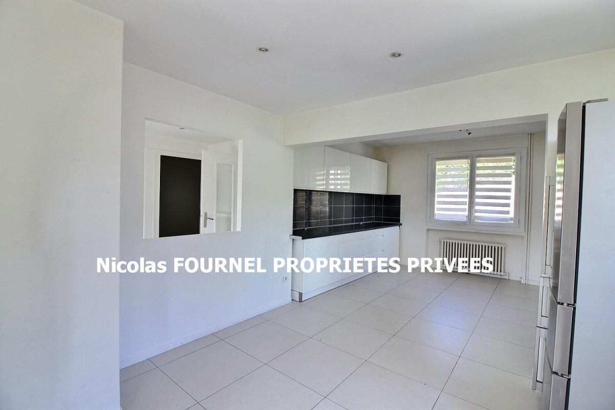 LE CHAMBON-FEUGEROLLES Maison Le Chambon Feugerolles 11 pièce(s) 231.86 m2 2