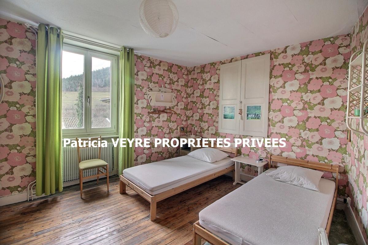 BOURG-ARGENTAL BOURG ARGENTAL 42220 Maison de village 188 m² habitables 7 chambres sur 381 m² de terrain avec une activité de gite opérationnelle 6