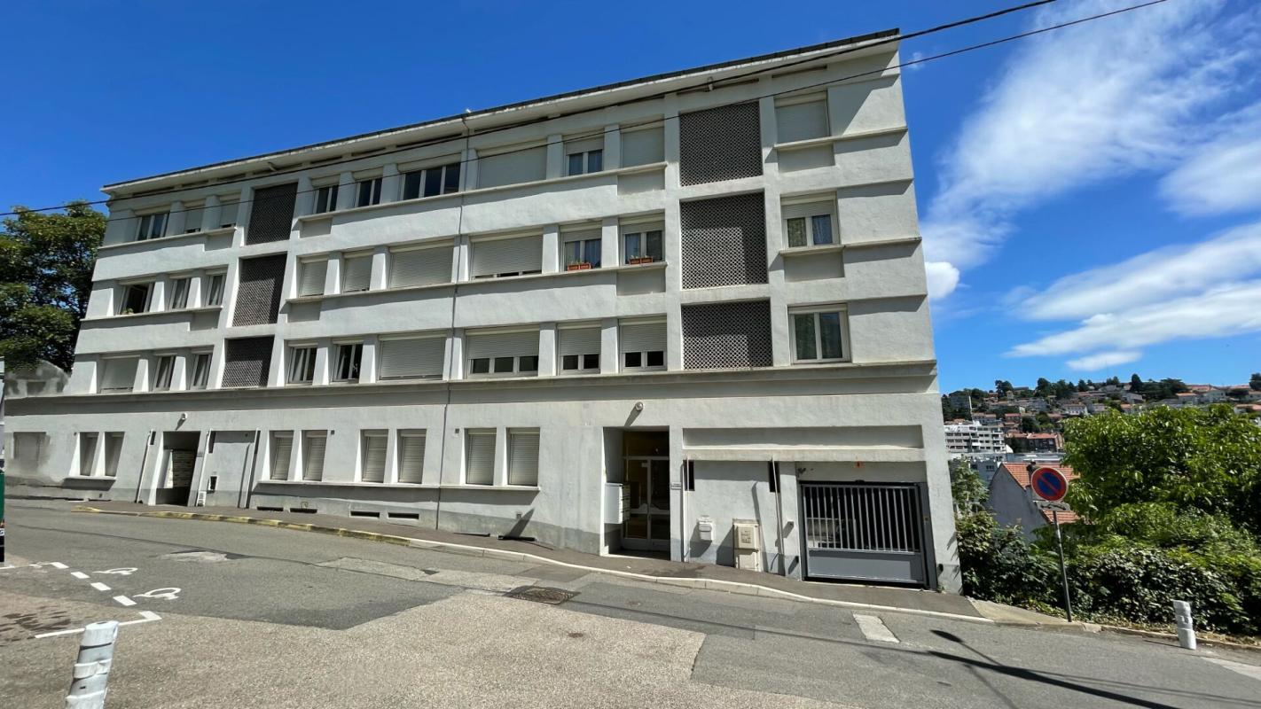 SAINT-ETIENNE SAINT-ETIENNE FAURIEL VIVARAISE appartement de 80 m² avec DEUX GARAGES fermés plus une cave 10