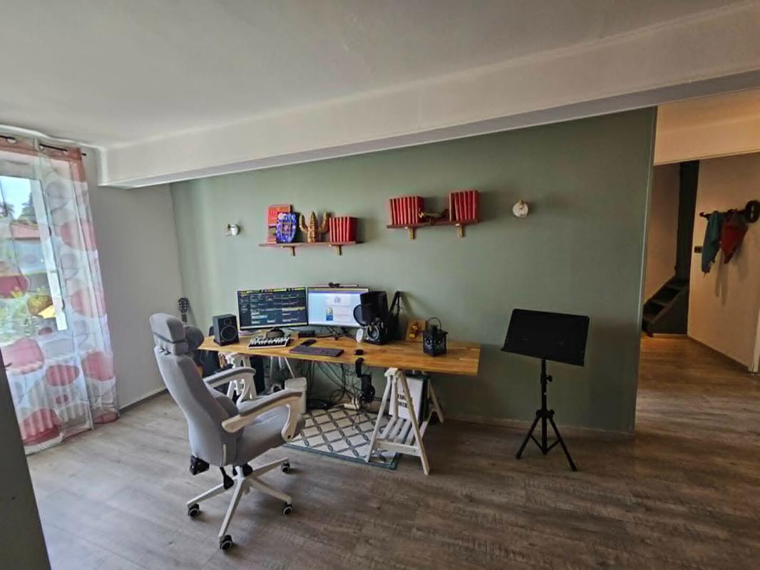 SORBIERS SORBIERS 42290 maison mitoyenne (côté dépendance) de 190m² habitables 5 chambres  +  environs 35m² de dépendance attenante et combles aménageables sur 387m² de terrain 11