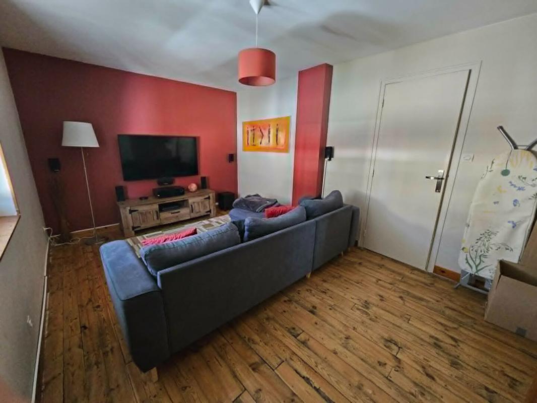 SORBIERS SORBIERS 42290 maison mitoyenne (côté dépendance) de 190m² habitables 5 chambres  +  environs 35m² de dépendance attenante et combles aménageables sur 387m² de terrain 12