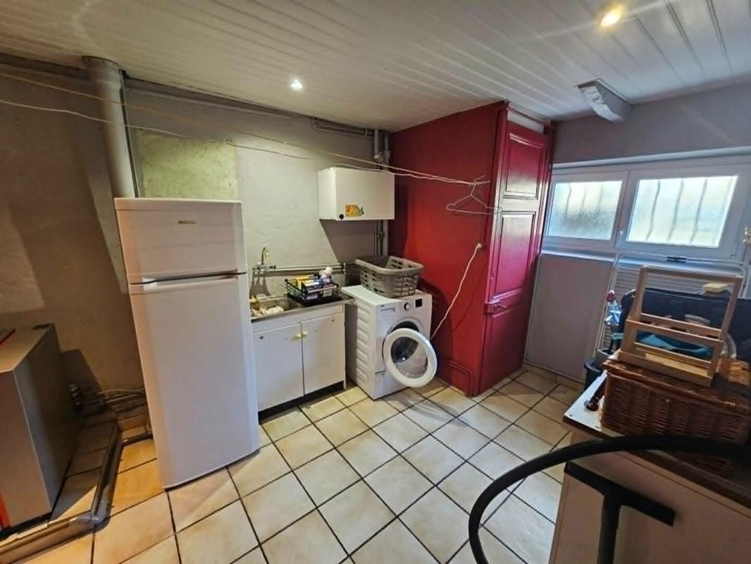SORBIERS SORBIERS 42290 maison mitoyenne (côté dépendance) de 190m² habitables 5 chambres  +  environs 35m² de dépendance attenante et combles aménageables sur 387m² de terrain 13