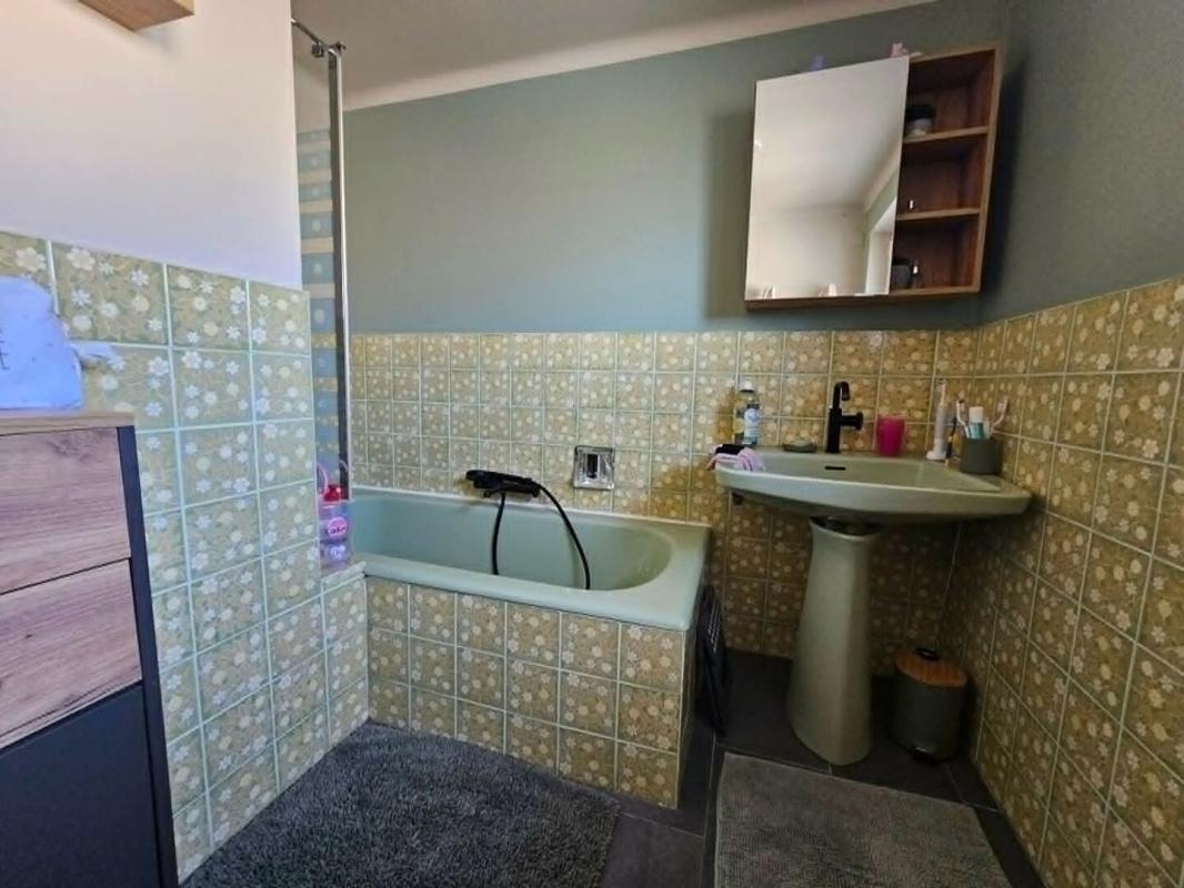 SORBIERS SORBIERS 42290 maison mitoyenne (côté dépendance) de 190m² habitables 5 chambres  +  environs 35m² de dépendance attenante et combles aménageables sur 387m² de terrain 15