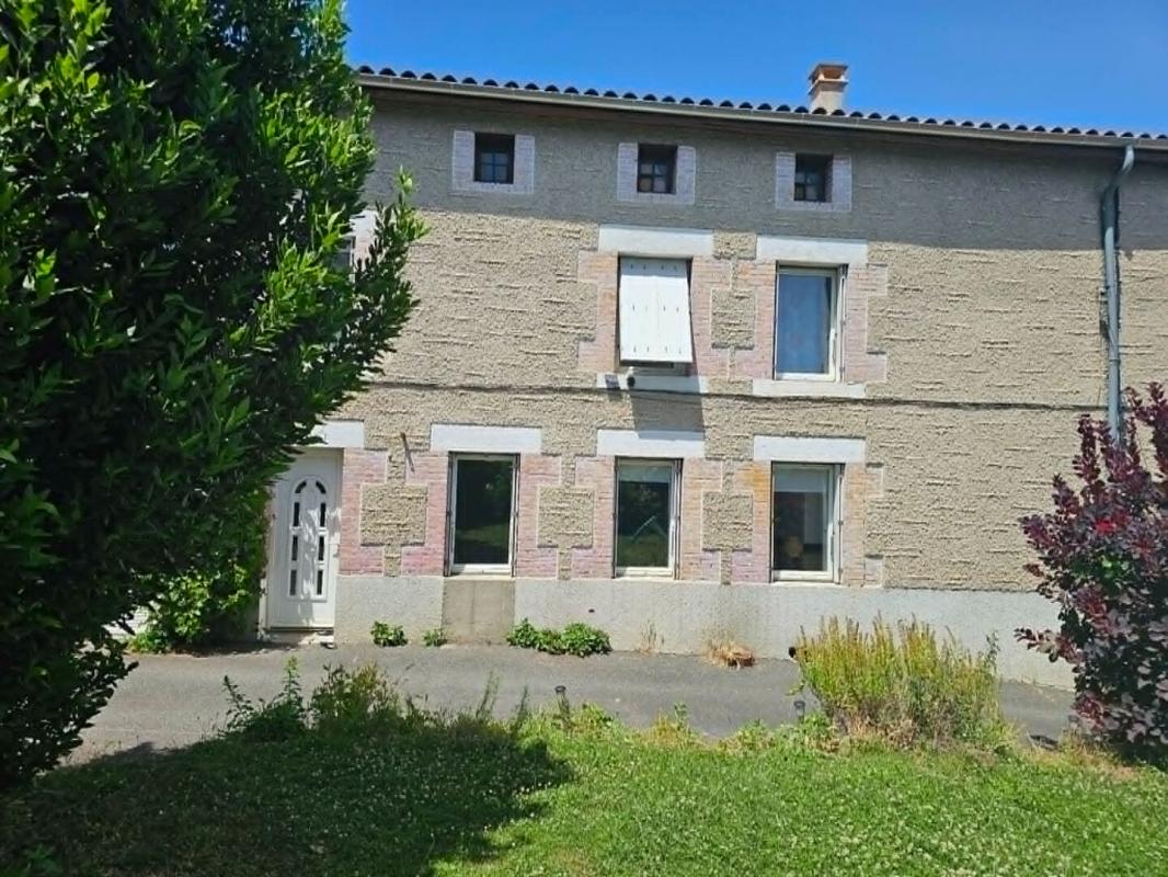 SORBIERS SORBIERS 42290 maison mitoyenne (côté dépendance) de 190m² habitables 5 chambres  +  environs 35m² de dépendance attenante et combles aménageables sur 387m² de terrain 2