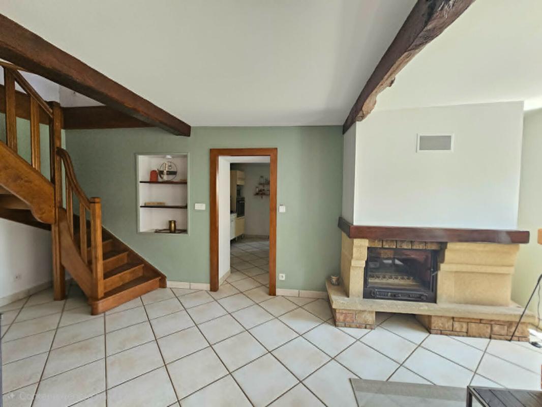 SORBIERS SORBIERS 42290 maison mitoyenne (côté dépendance) de 190m² habitables 5 chambres  +  environs 35m² de dépendance attenante et combles aménageables sur 387m² de terrain 5