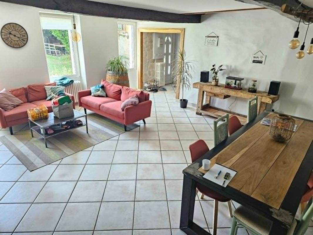 SORBIERS SORBIERS 42290 maison mitoyenne (côté dépendance) de 190m² habitables 5 chambres  +  environs 35m² de dépendance attenante et combles aménageables sur 387m² de terrain 6