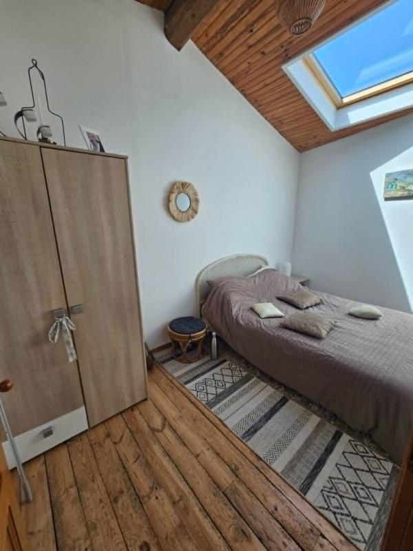 SORBIERS SORBIERS 42290 maison mitoyenne (côté dépendance) de 190m² habitables 5 chambres  +  environs 35m² de dépendance attenante et combles aménageables sur 387m² de terrain 9