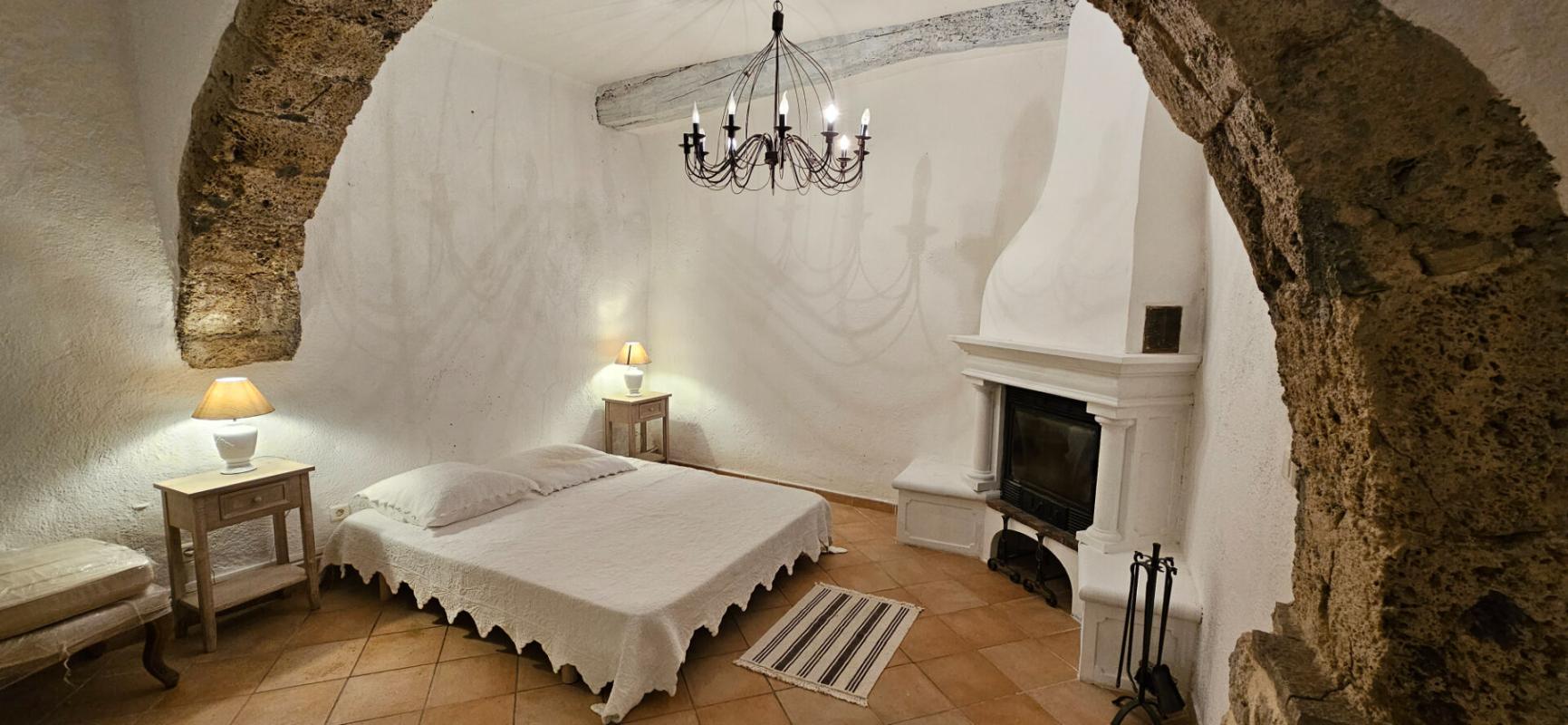 BARGEMON Splendide maison de village avec  jardinet et terrasses 14