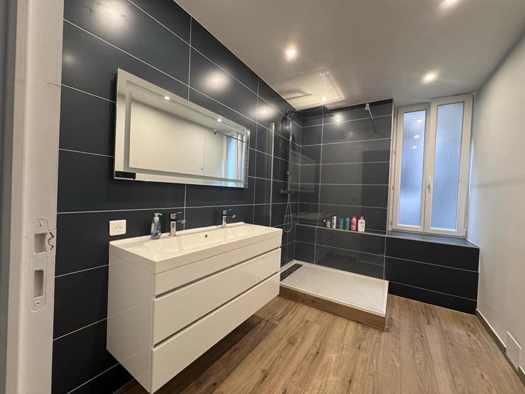 NEVERS Appartement de charme entièrement rénové 2 chambres beaux volumes ? vue Loire 9