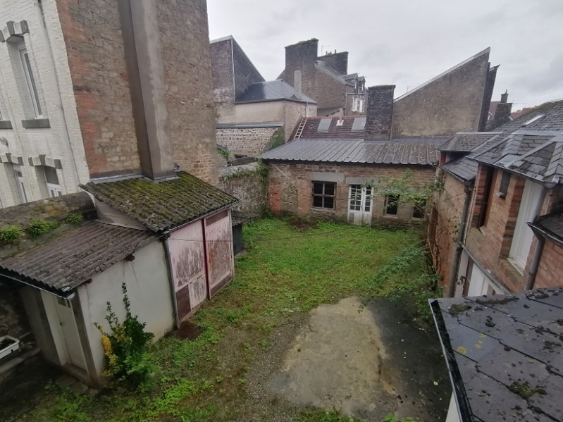 LA FERTE-MACE 61600 LA FERTE MACE Appartement avec local commercial 95m2 environ, 3 chambres, et un local commercial (44 m2) , PRIX 117 000 honoraires 6,36% inclus à la charge de l'acquéreur soit 110 000 hors honoraires 16