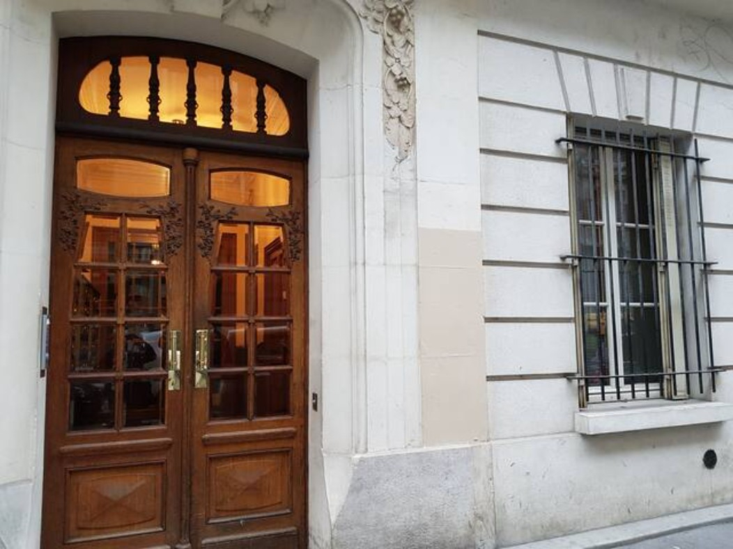 PARIS-15E-ARRONDISSEMENT La surface d'un studio et le confort d'un deux-pièces, à une minute du métro Porte-de-Versailles 8