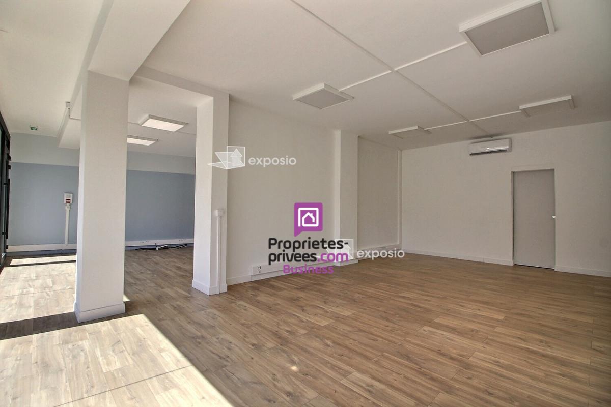 CASSIS CASSIS - LOCAL COMMERCIAL A LOUER - 78 m² - 3 260 Euros HTHC - 4