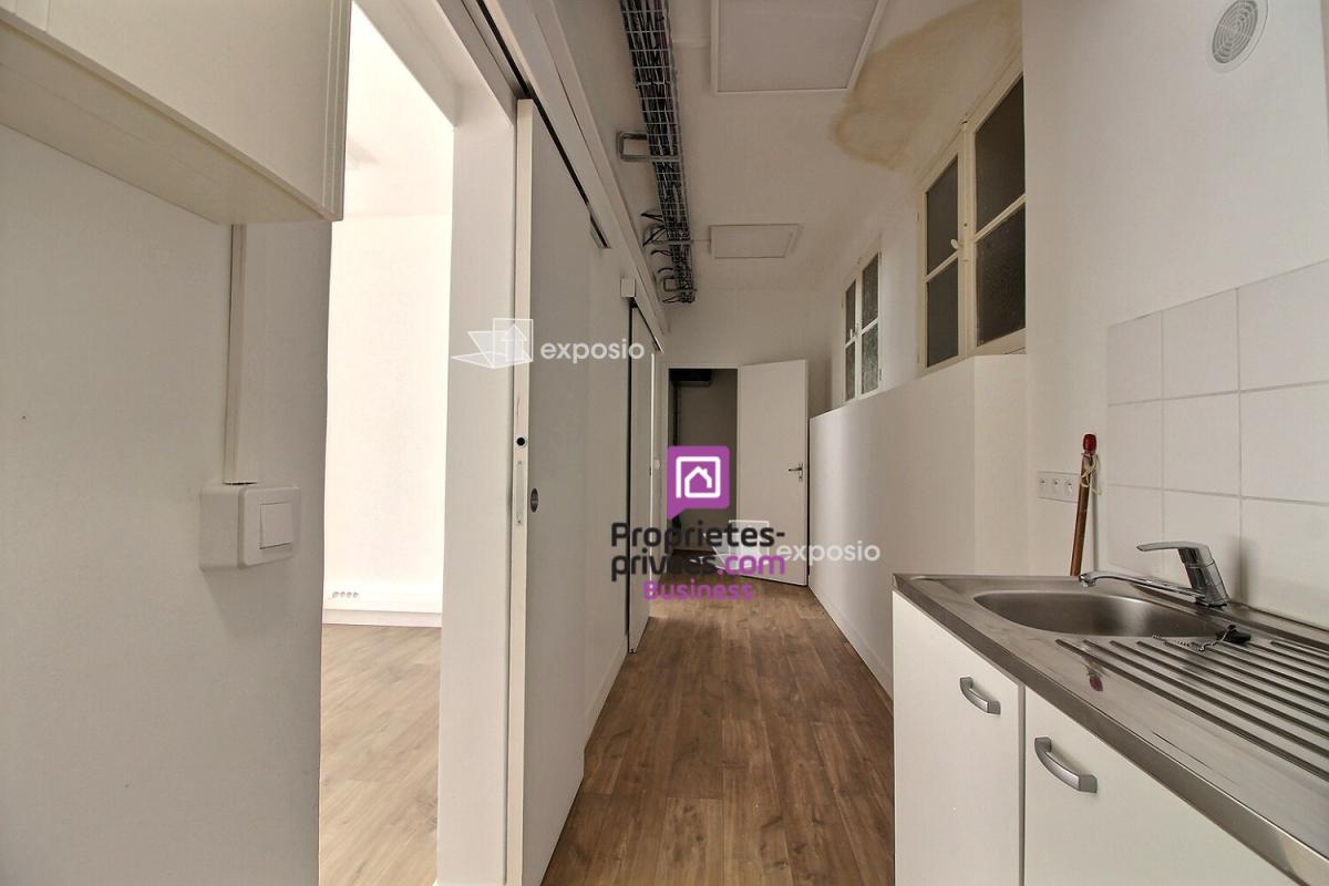 CASSIS CASSIS - LOCAL COMMERCIAL A LOUER - 78 m² - 3 260 Euros HTHC - 7