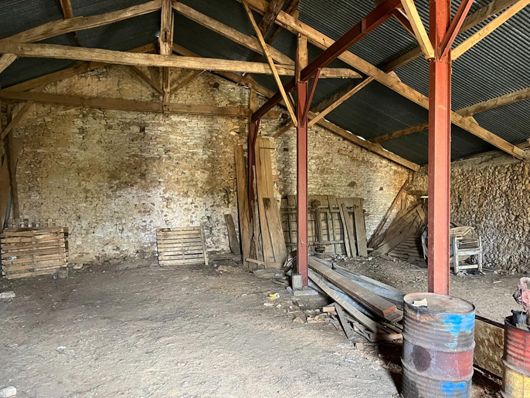 VIVONNE Fermette à rénover de 110 m2 à Celle Levescault , 4 pièces , jardin, grande grange 6