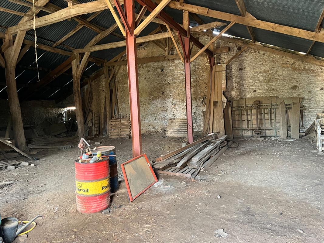 VIVONNE Fermette à rénover de 110 m2 à Celle Levescault , 4 pièces , jardin, grande grange 7