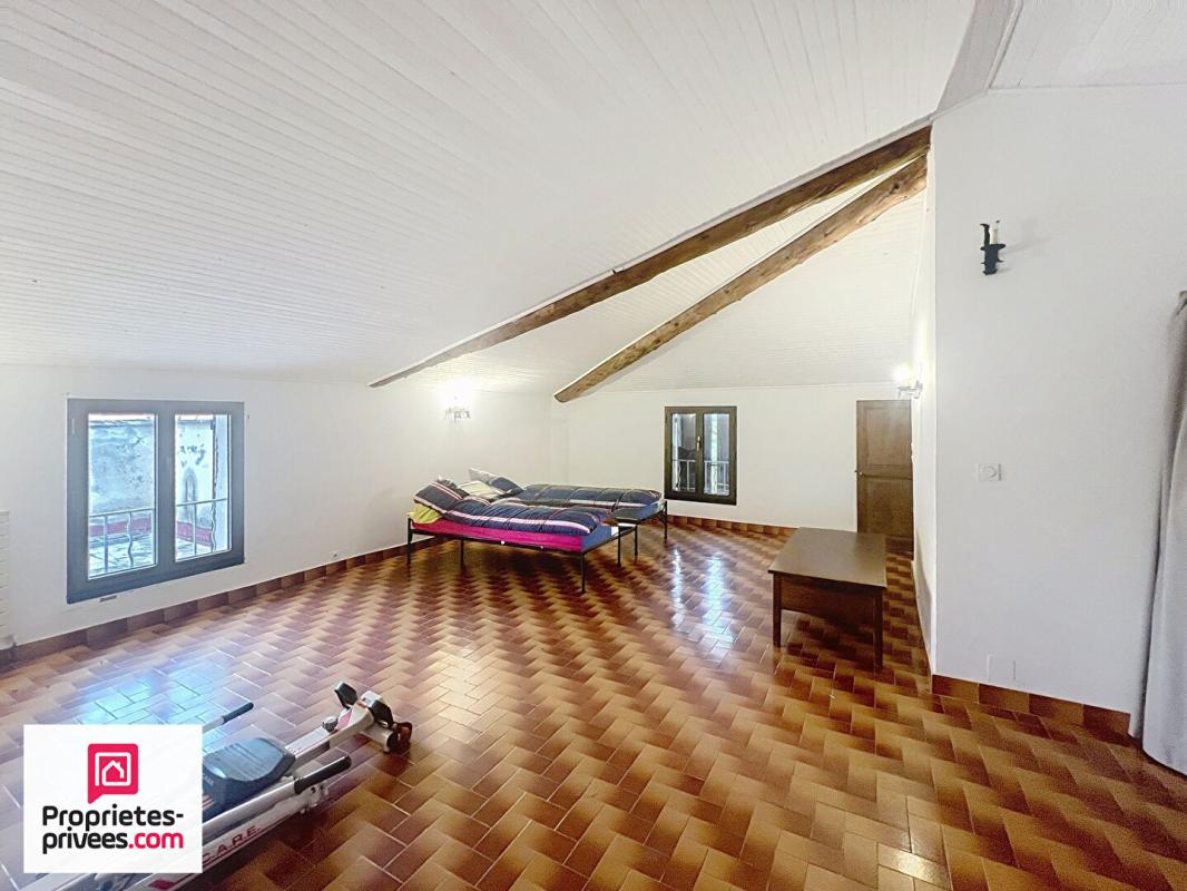 RIANS Ancienne ferme avec 2 logements dépendances sur 13 322 m² 13