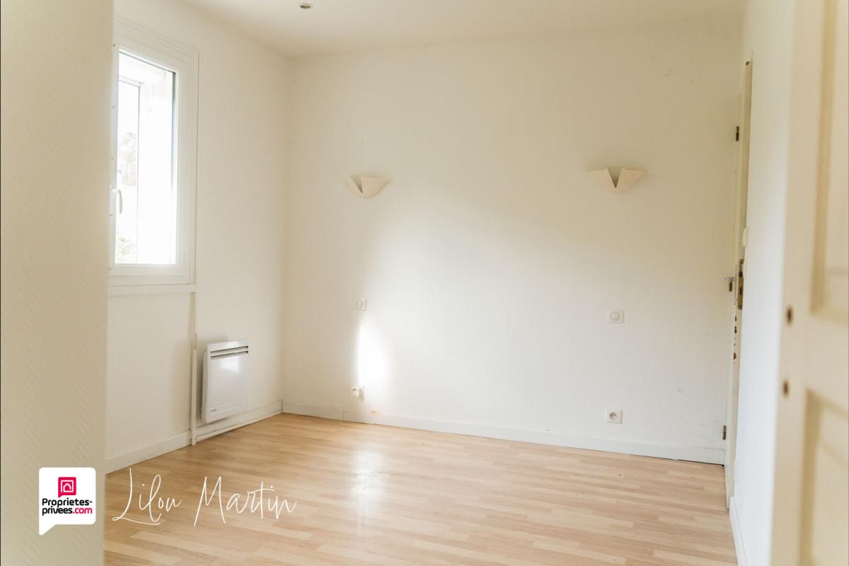 LA LANDE-DE-FRONSAC Maison et chalet - 146m2 - 6 pièces 8