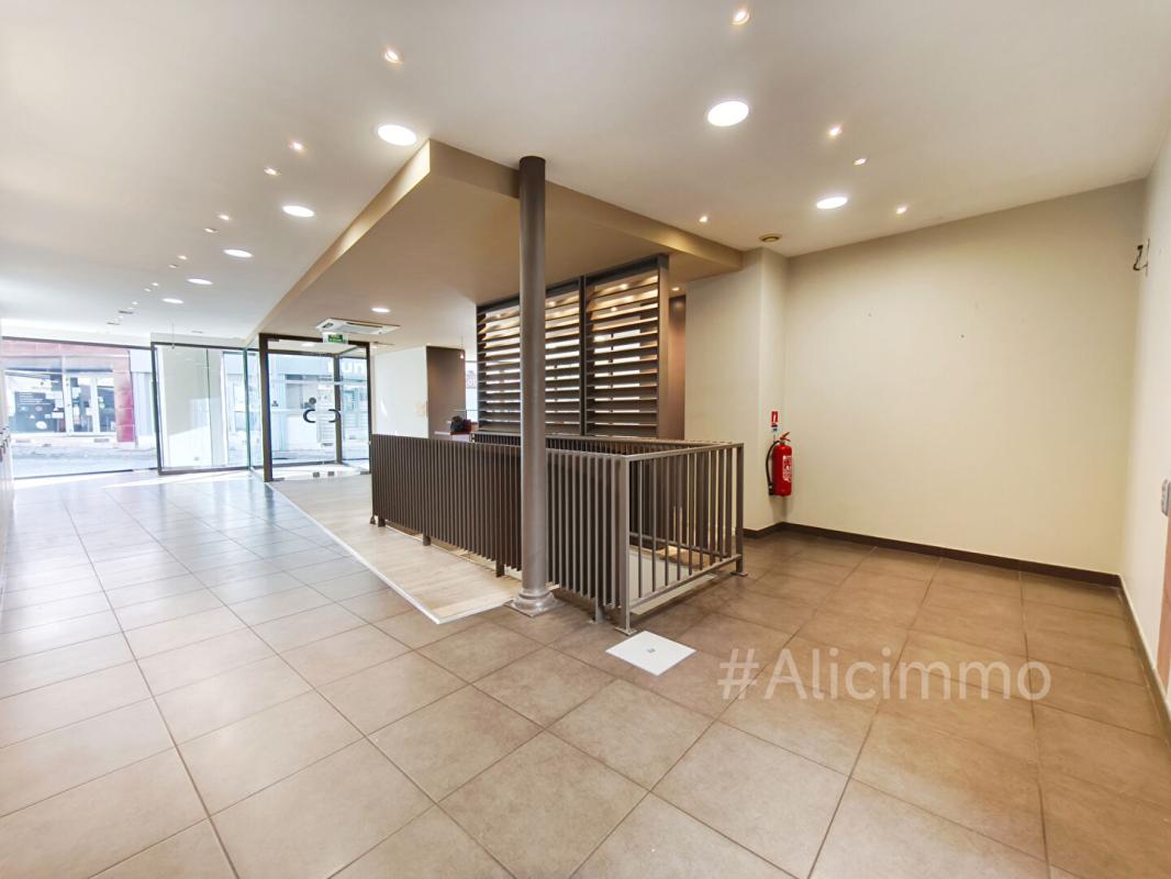 SEZANNE Immeuble Sezanne 15 pièce(s) 300 m2 4