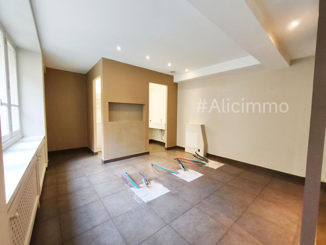 SEZANNE Immeuble Sezanne 15 pièce(s) 300 m2 7