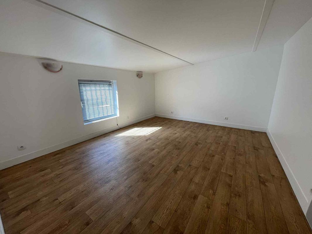 SENLIS Local d'activité 100m2 stockage + 50m2 bureau 7