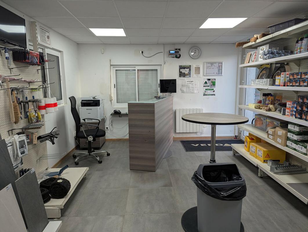 PONTPOINT Locaux d'activités 380m2 700m2 terrain Accès PL 7