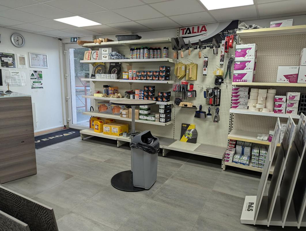PONTPOINT Locaux d'activités 380m2 700m2 terrain Accès PL 8