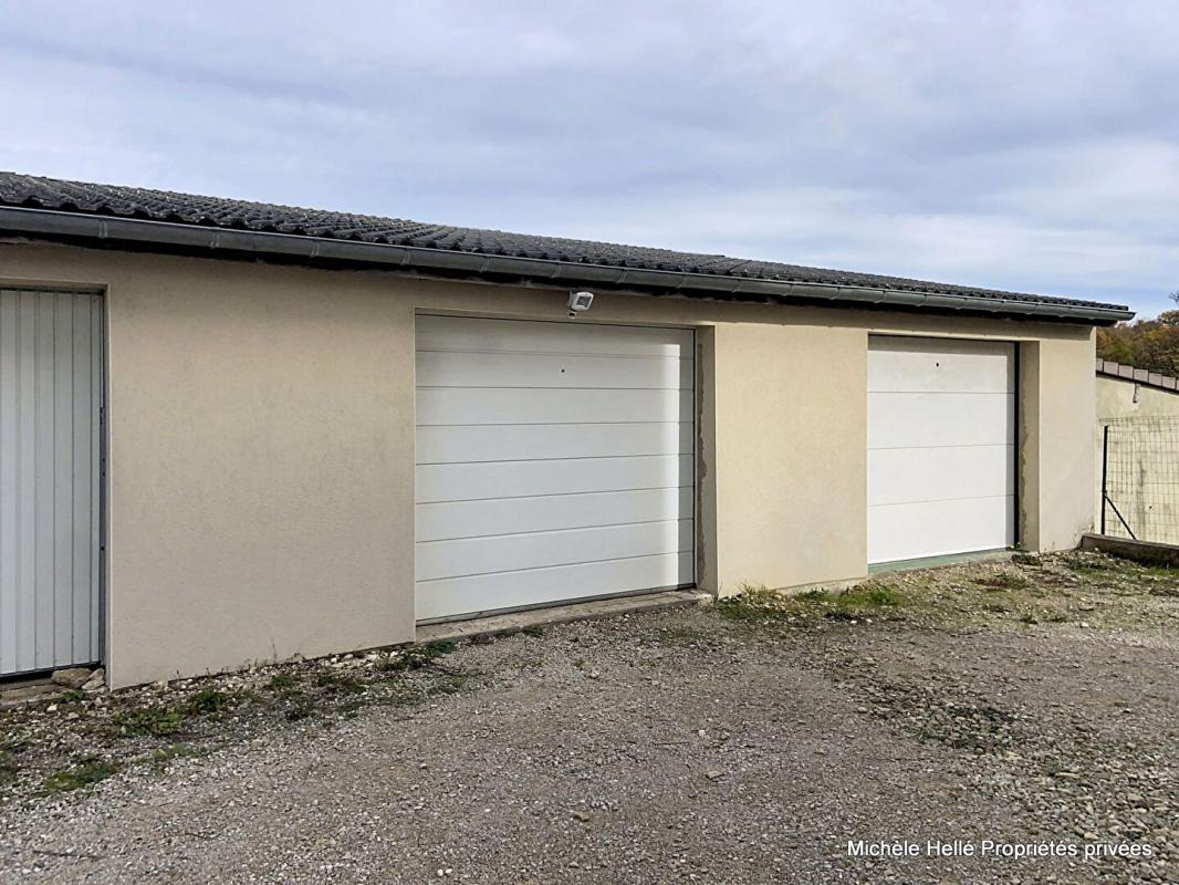 TOUL Appartement 138m2, grande pièce à vivre, 3 chambres, 1 bureau,1 place voiture à l'extérieur, 1 garage fermé 15