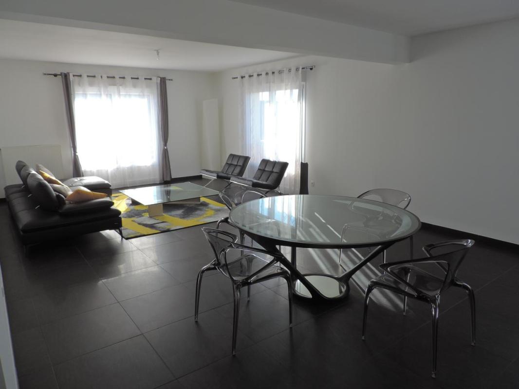 TOUL Appartement 138m2, grande pièce à vivre, 3 chambres, 1 bureau,1 place voiture à l'extérieur, 1 garage fermé 16