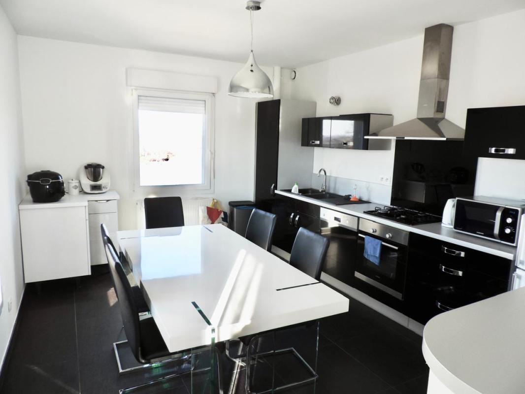 TOUL Appartement 138m2, grande pièce à vivre, 3 chambres, 1 bureau,1 place voiture à l'extérieur, 1 garage fermé 17