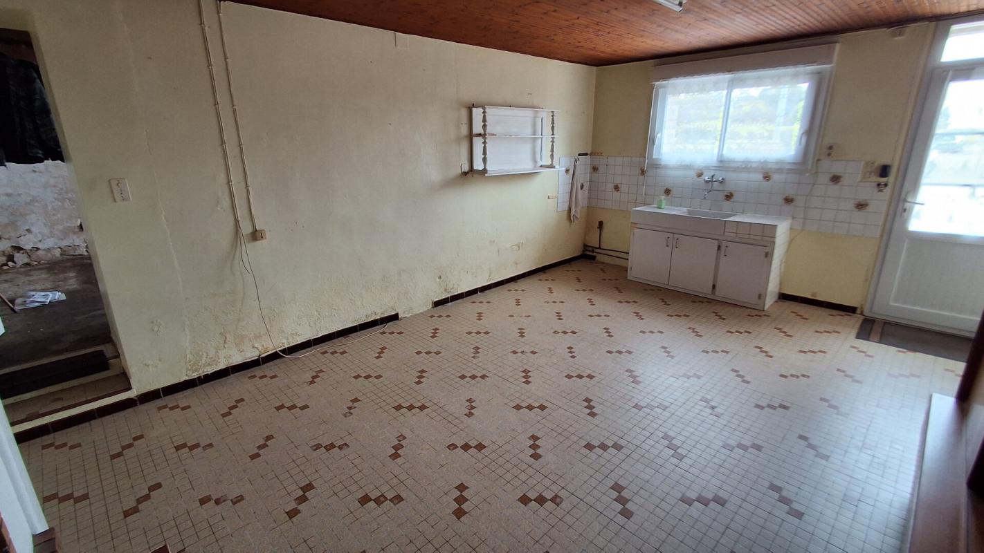 SAINT-VINCENT-SUR-JARD Ensemble immobilier : Maison + grange + 5 hangars + 2 terrains constructibles + dépendances 13