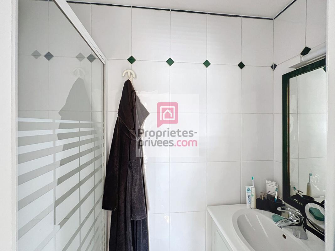 LE PERRAY-EN-YVELINES Maison de plain-pied 4 chambres et 1 bureau sur sous-sol total 10