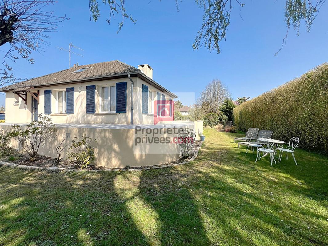 LE PERRAY-EN-YVELINES Maison de plain-pied 4 chambres et 1 bureau sur sous-sol total 11