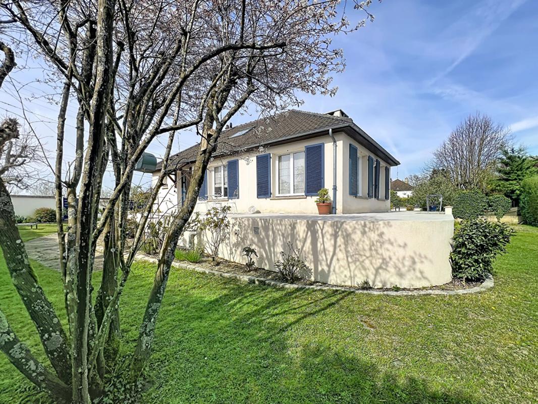 LE PERRAY-EN-YVELINES Maison de plain-pied 4 chambres et 1 bureau sur sous-sol total 12