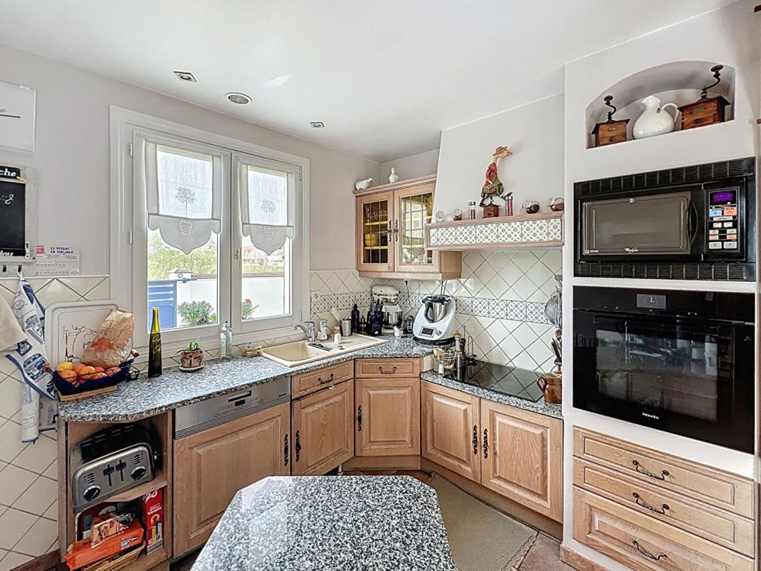 LE PERRAY-EN-YVELINES Maison de plain-pied 4 chambres et 1 bureau sur sous-sol total 4