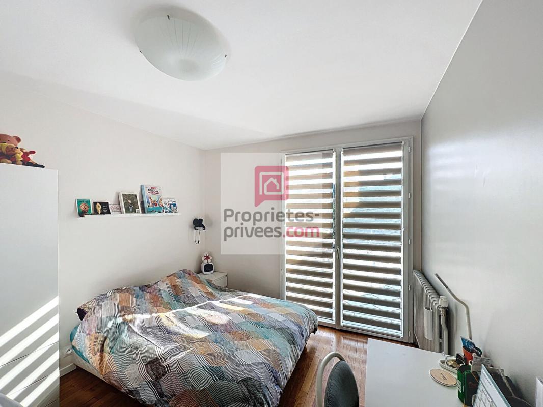 LE PERRAY-EN-YVELINES Maison de plain-pied 4 chambres et 1 bureau sur sous-sol total 5